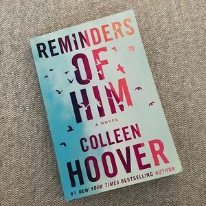 Paperback Reminders of Him by Colleen Hoover